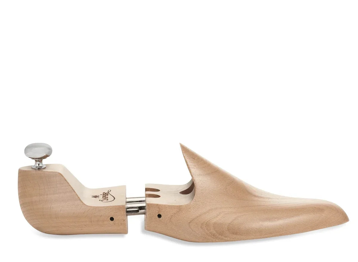 Side profile of a Saphir Classical spring-loaded beechwood shoe tree
