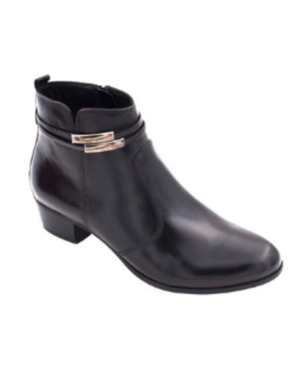 ESSENCE BLACK LEA